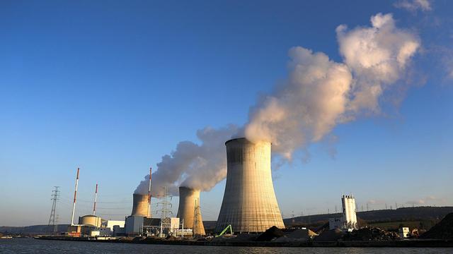 Wasserdampf steigt aus dem belgischen Atomkraftwerk Tihange