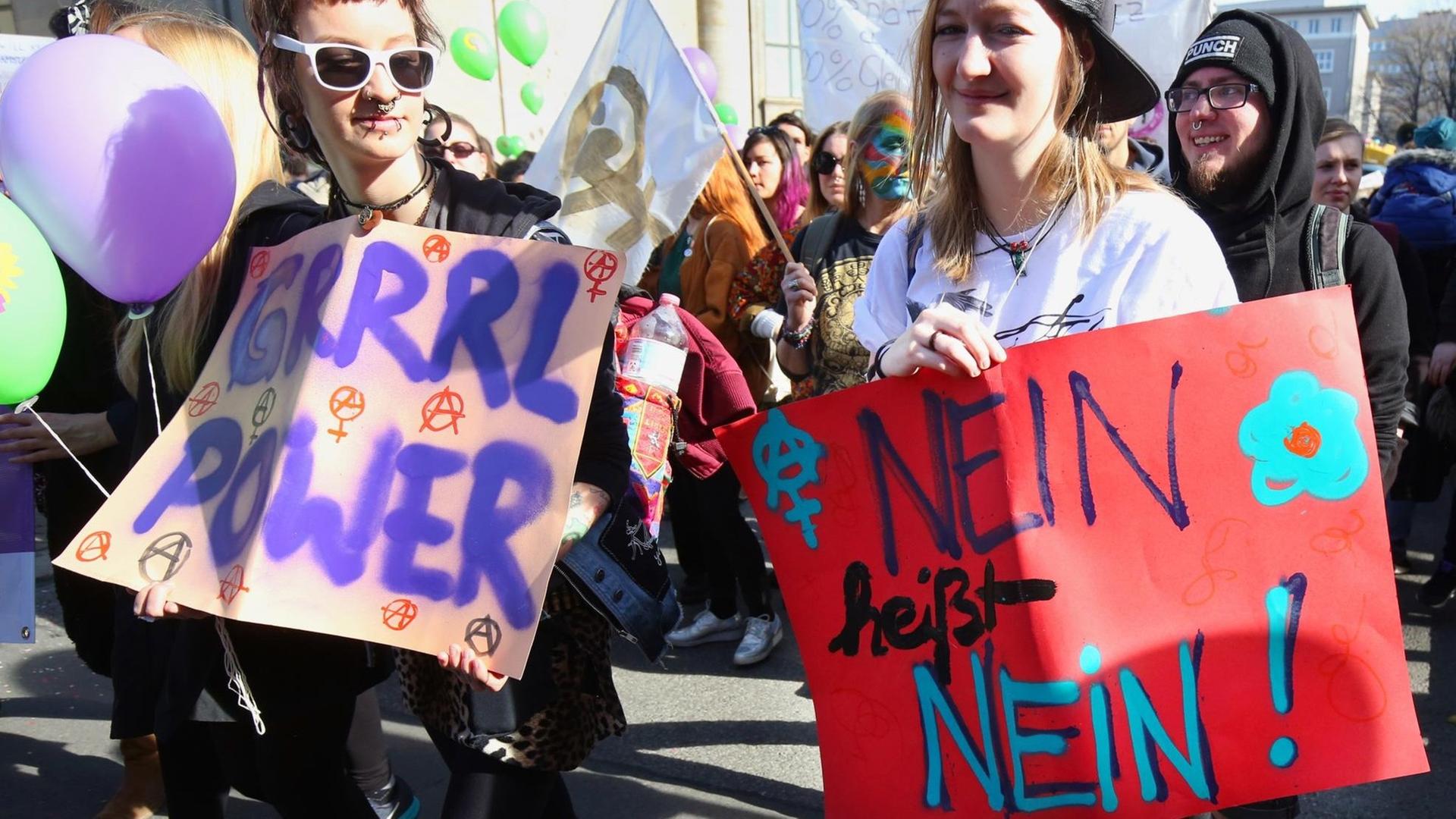 Bei einer Demonstration werben Frauen für das Prinzip "Nein heißt Nein" im Sexualstrafrecht. Bei einer Demonstration werben Frauen für das Prinzip "Nein heißt Nein" im Sexualstrafrecht.