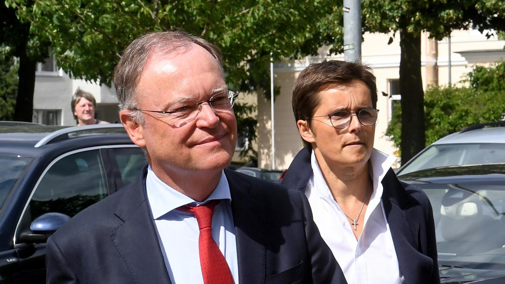 Niedersachsens Ministerpräsident Stephan Weil (SPD) und Regierungssprecherin Anke Pörksen treffen am 04.08.2017 zu einer Pressekonferenz vor der Staatskanzlei in Hannover (Niedersachsen) ein. Weil ist nach dem Verlust der rot-grünen Regierungsmehrheit für eine rasche Neuwahl des Landtags, will aber nicht zurücktreten. Niedersachsens Ministerpräsident Stephan Weil (SPD) und Regierungssprecherin Anke Pörksen treffen am 04.08.2017 zu einer Pressekonferenz vor der Staatskanzlei in Hannover (Niedersachsen) ein. Weil ist nach dem Verlust der rot-grünen Regierungsmehrheit für eine rasche Neuwahl des Landtags, will aber nicht zurücktreten.