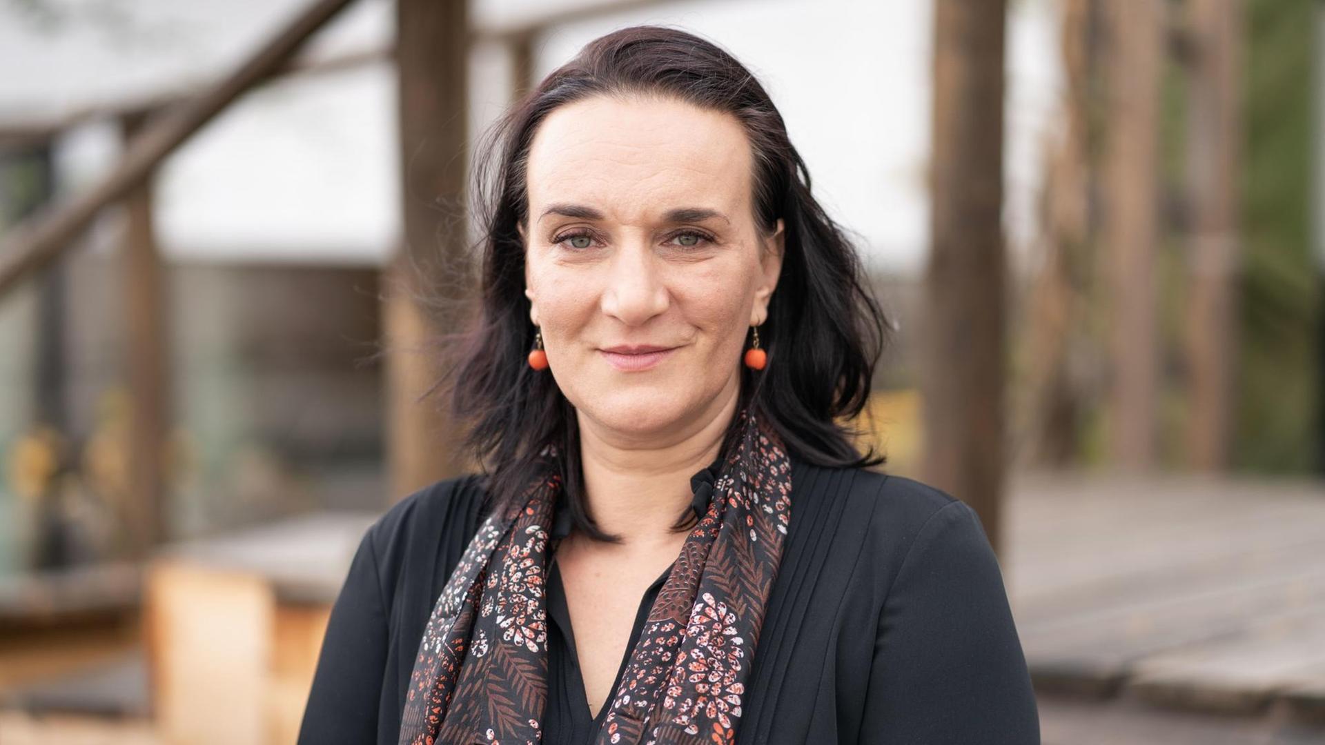 27.10.2018, Hessen, Darmstadt: Die deutsch-ungarische Schriftstellerin Terézia Mora steht auf der Terrasse des Darmstädter Staatstheaters, wo sie später mit dem Georg-Büchner-Preis 2018 ausgezeichnet wird. 27.10.2018, Hessen, Darmstadt: Die deutsch-ungarische Schriftstellerin Terézia Mora steht auf der Terrasse des Darmstädter Staatstheaters, wo sie später mit dem Georg-Büchner-Preis 2018 ausgezeichnet wird.