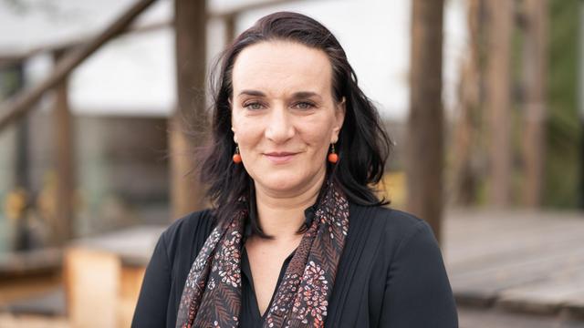 27.10.2018, Hessen, Darmstadt: Die deutsch-ungarische Schriftstellerin Terézia Mora steht auf der Terrasse des Darmstädter Staatstheaters, wo sie später mit dem Georg-Büchner-Preis 2018 ausgezeichnet wird.