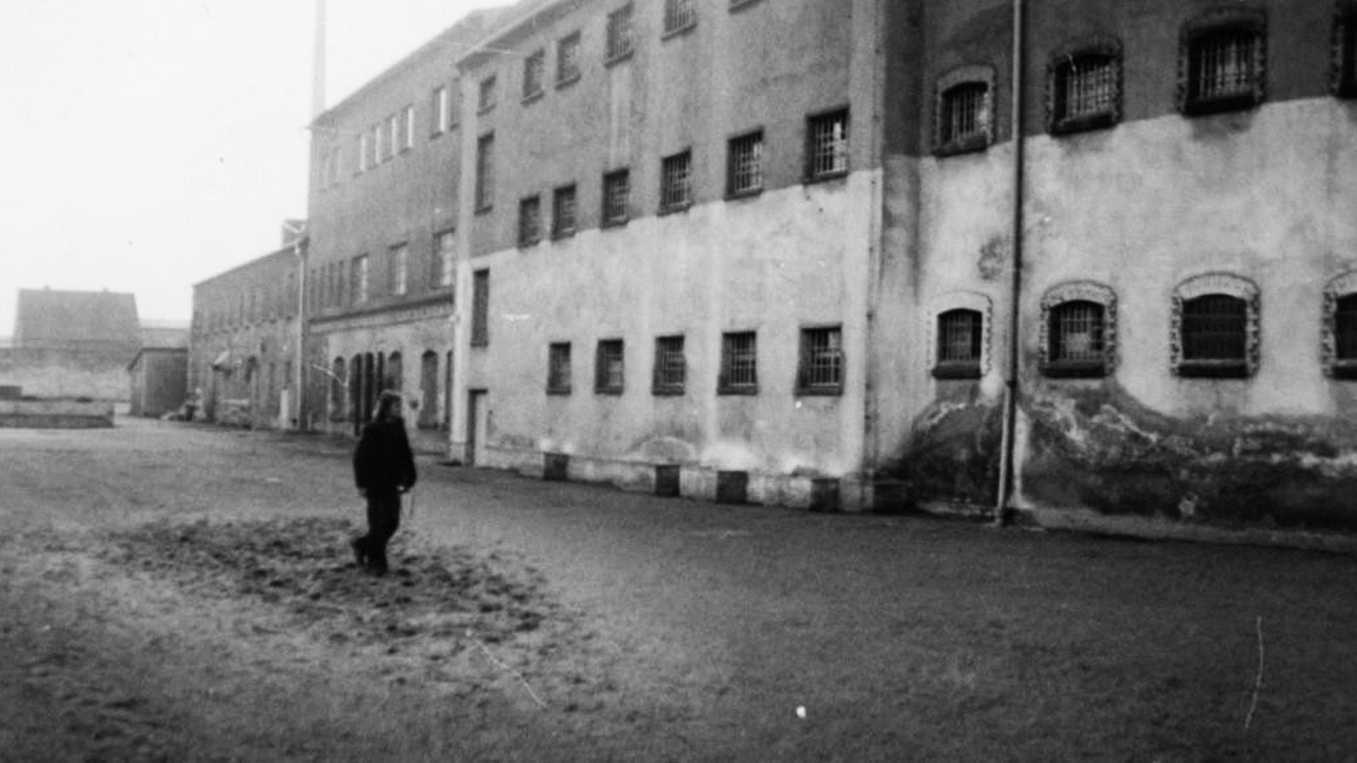 Hinter Mauern: der Hofbereich des Geschlossenen Jugendwerkhofs Torgau Hinter Mauern: der Hofbereich des Geschlossenen Jugendwerkhofs Torgau