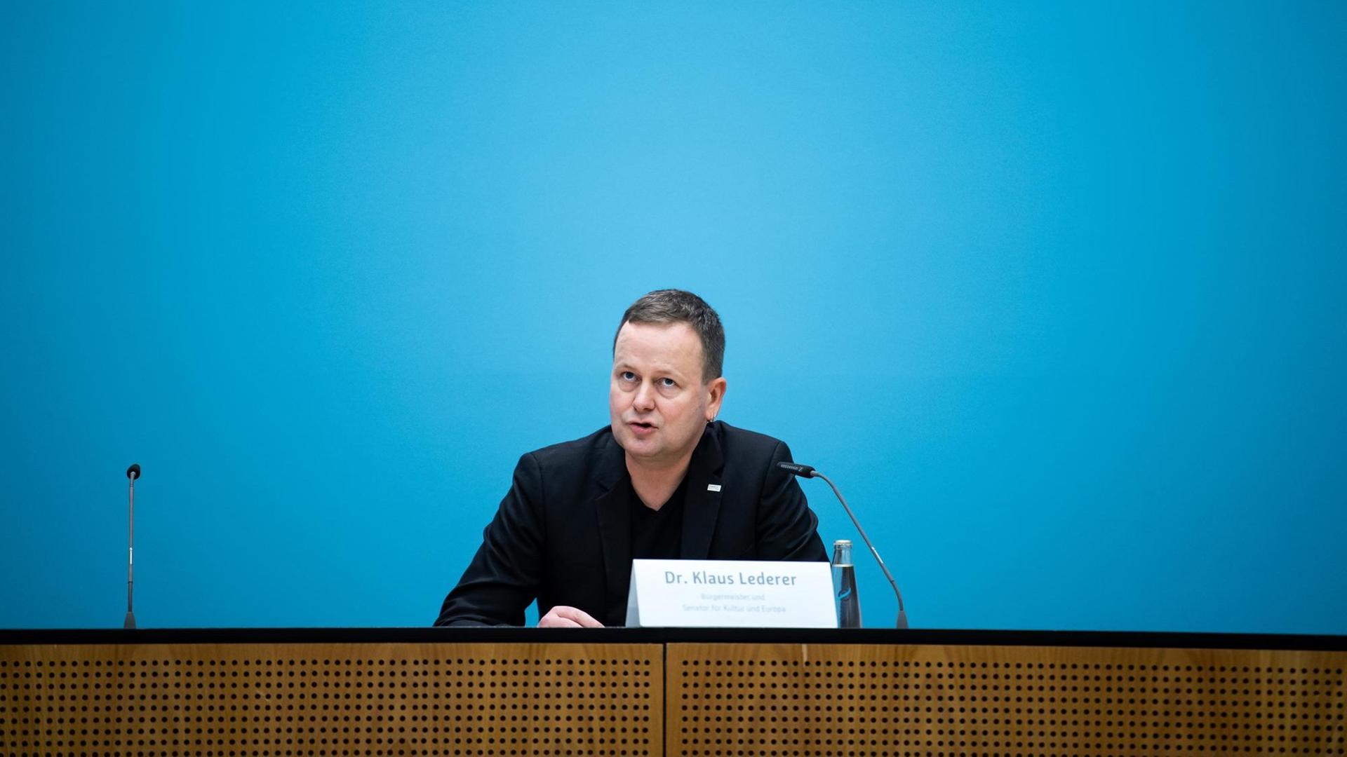 Klaus Lederer (Die Linke), Berliner Kultursenator, äußert sich bei der Pressekonferenz nach einer Sitzung des Berliner Senats. 01.12.2020 Klaus Lederer (Die Linke), Berliner Kultursenator, äußert sich bei der Pressekonferenz nach einer Sitzung des Berliner Senats. 01.12.2020