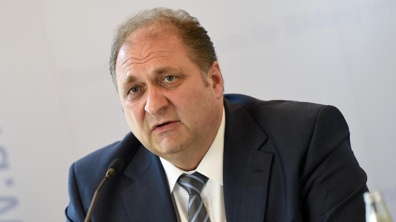 Der Präsident des Zentralverbandes Deutsches Handwerk, Hans Peter Wollseifer, spricht bei einer Pressekonferenz. Der Präsident des Zentralverbandes Deutsches Handwerk, Hans Peter Wollseifer, spricht bei einer Pressekonferenz.
