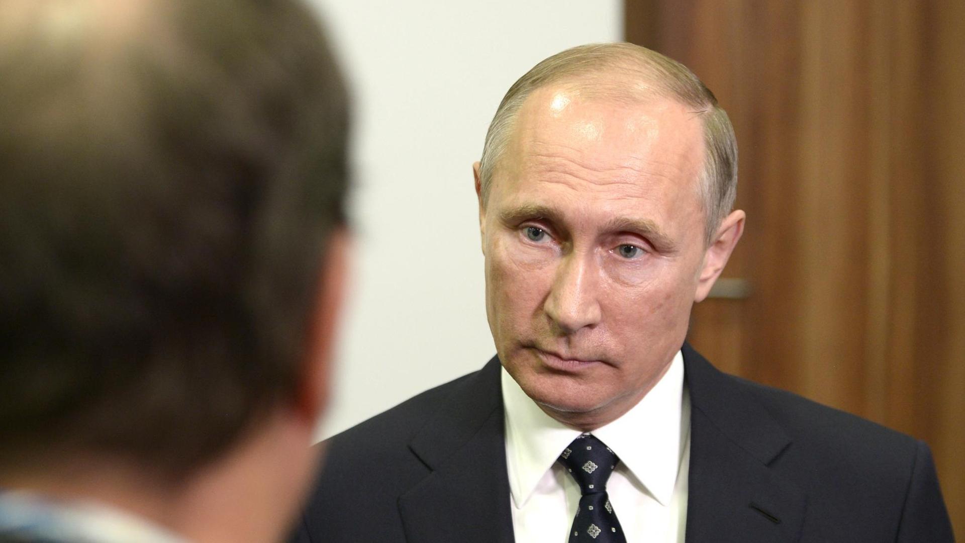 Russlands Präsident Wladimir Putin gibt dem französischen Fernsehsender TF1 ein Interview in Kovrov (Russland). Russlands Präsident Wladimir Putin gibt dem französischen Fernsehsender TF1 ein Interview in Kovrov (Russland).