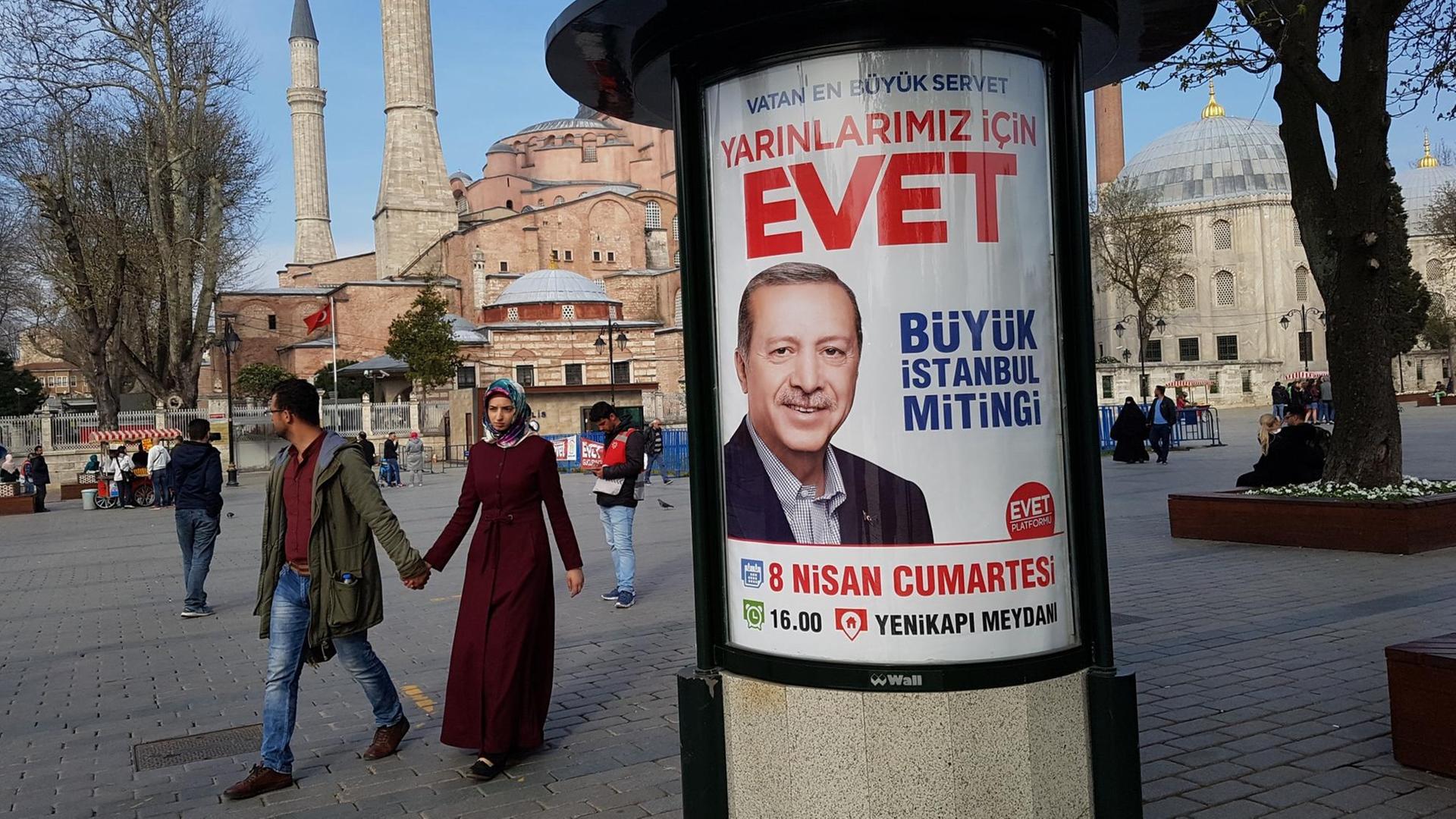 Vor dem Referendum in Istanbul: Nur wenige Touristen vor der Hagia Sofia. Vor dem Referendum in Istanbul: Nur wenige Touristen vor der Hagia Sofia.