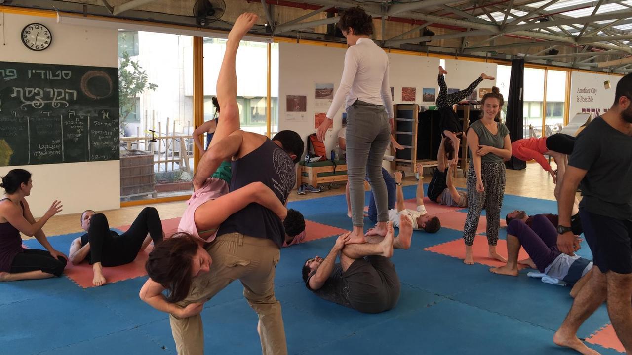 Akro-Yoga im alternativen Propolis-Zentrum Jerusalem