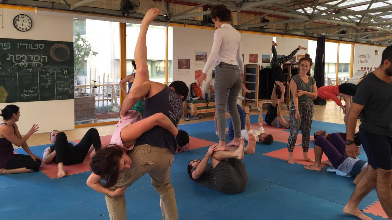 Akro-Yoga im alternativen Propolis-Zentrum Jerusalem Akro-Yoga im alternativen Propolis-Zentrum Jerusalem