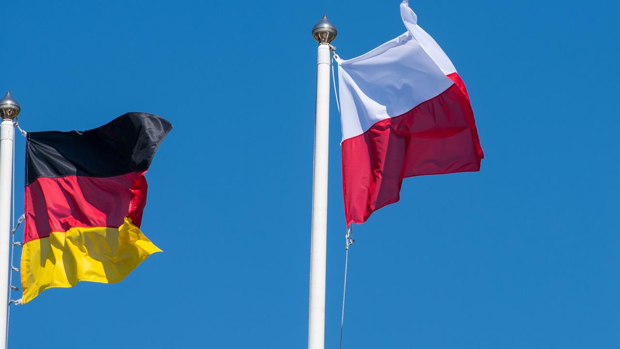 Die Fahnen Deutschlands, Polens und der EU auf dem Dach des gemeinsamen Zentrums der deutsch-polnischen Polizei- und Zollzusammenarbeit im polnischen Swiecko nahe Frankfurt / Oder Die Fahnen Deutschlands, Polens und der EU auf dem Dach des gemeinsamen Zentrums der deutsch-polnischen Polizei- und Zollzusammenarbeit im polnischen Swiecko nahe Frankfurt / Oder