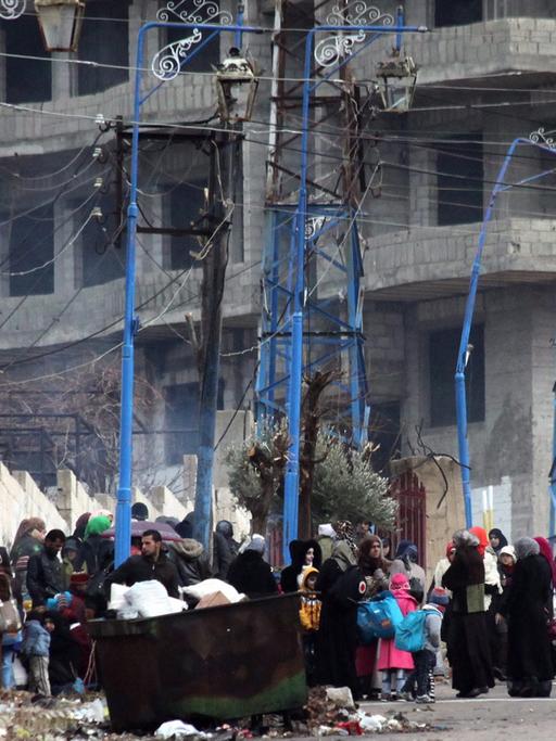 Menschen auf einer Straße in der belagerten syrischen Stadt Madaya im Januar 2016