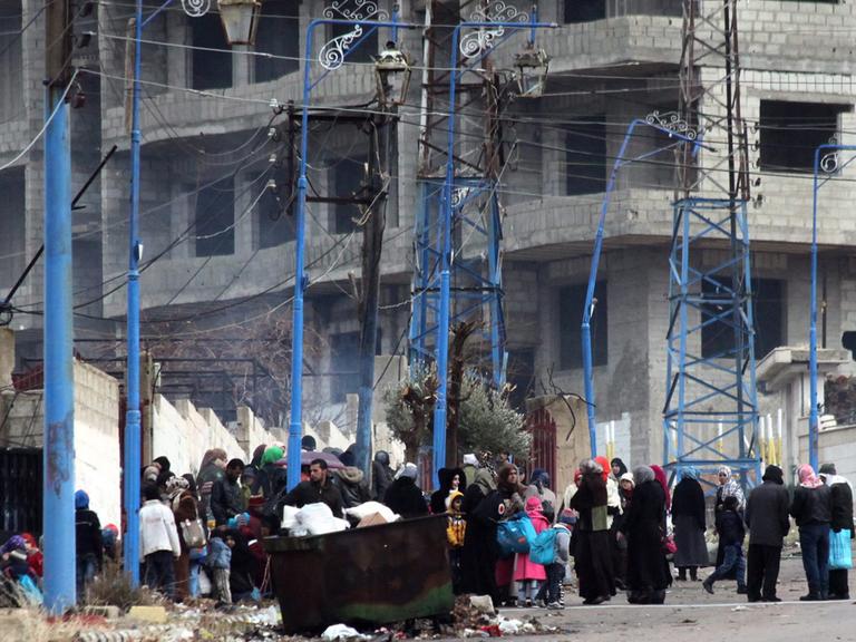 Menschen auf einer Straße in der belagerten syrischen Stadt Madaya im Januar 2016