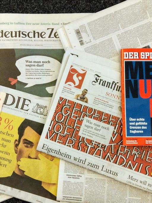 Zeitungstitel zum Thema "Meinungsfreiheit": Die "Süddeutsche Zeitung" vom 25.10.2019, "Die Zeit" vom 30.10.2019, "Der Spiegel" vom 02.11.2019 und die "Frankfurter Allgemeine Sonntagszeitung" vom 03.11.2019