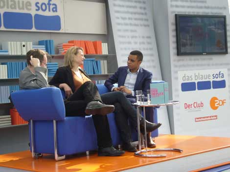 Dietmar Dath (l.) und Barbara Kirchner auf dem Blauen Sofa bei René Aguigah (r.)
