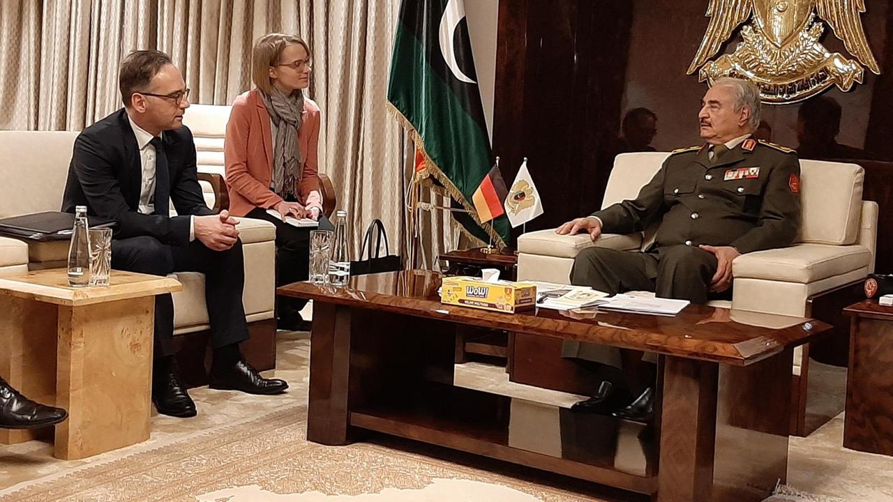 Bengasi: General Chalifa Haftar (2.v.r.), ein Hauptakteur im libyschen Bürgerkrieg, spricht mit Heiko Maas (l, SPD), Bundesaußenminister, in seinem Hauptquartier im Nordosten von Libyen. Bengasi: General Chalifa Haftar (2.v.r.), ein Hauptakteur im libyschen Bürgerkrieg, spricht mit Heiko Maas (l, SPD), Bundesaußenminister, in seinem Hauptquartier im Nordosten von Libyen.