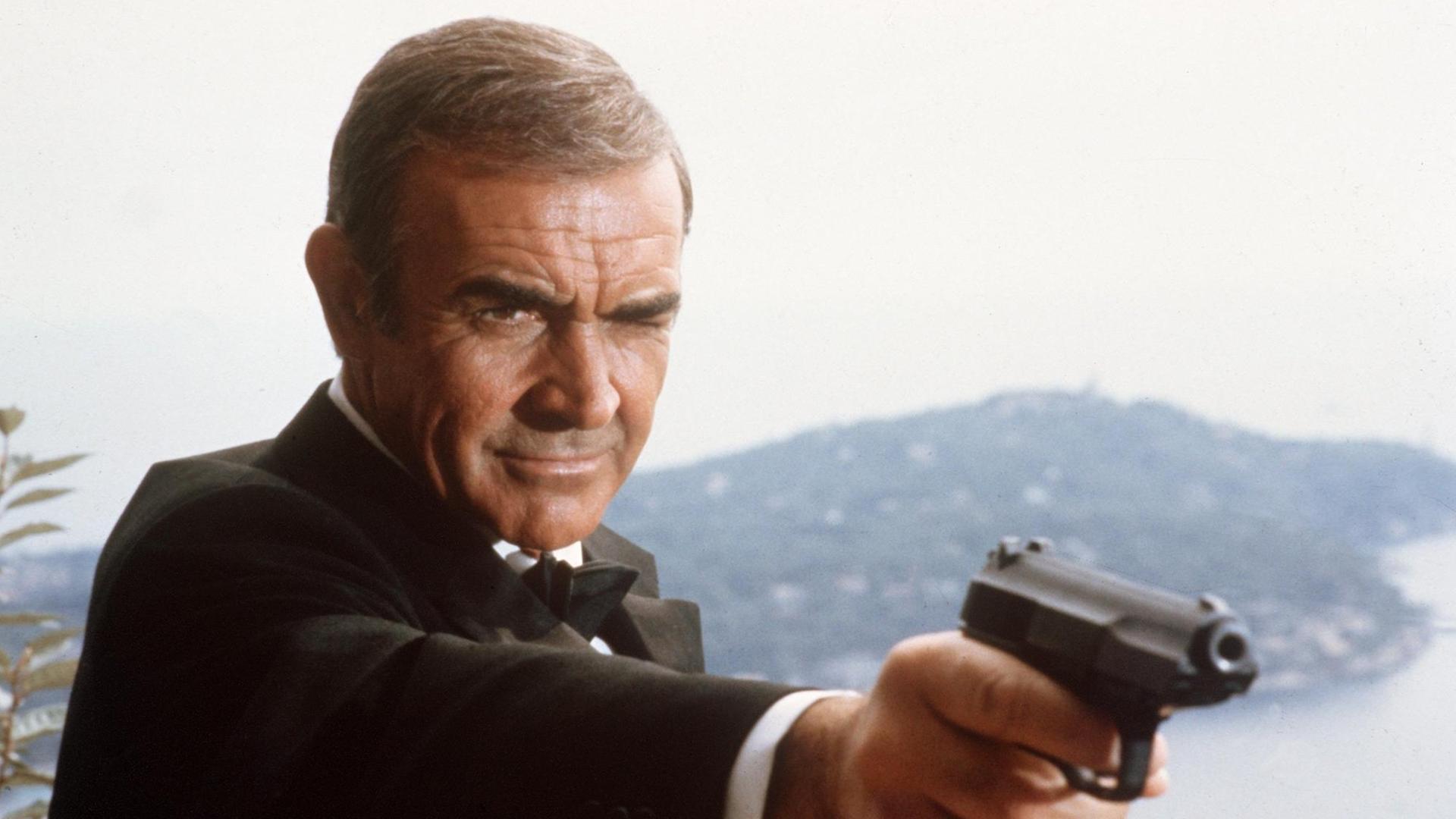 Der britische Schauspieler Sean Connery als 007, Geheimagent seiner Majestät mit der Lizenz zum Töten, in einer Szene des britisch-amerikanischen Films "James Bond - Sag niemals nie". Der Film mit dem Originaltitel "Never say never again" kam 1983 in die Kinos, Regie führte Irvin Kershner.