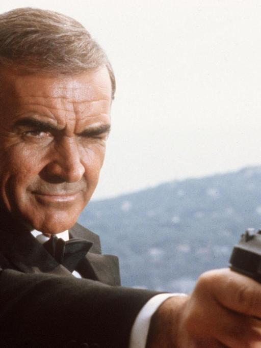 Der britische Schauspieler Sean Connery als 007, Geheimagent seiner Majestät mit der Lizenz zum Töten, in einer Szene des britisch-amerikanischen Films "James Bond - Sag niemals nie". Der Film mit dem Originaltitel "Never say never again" kam 1983 in die Kinos, Regie führte Irvin Kershner.