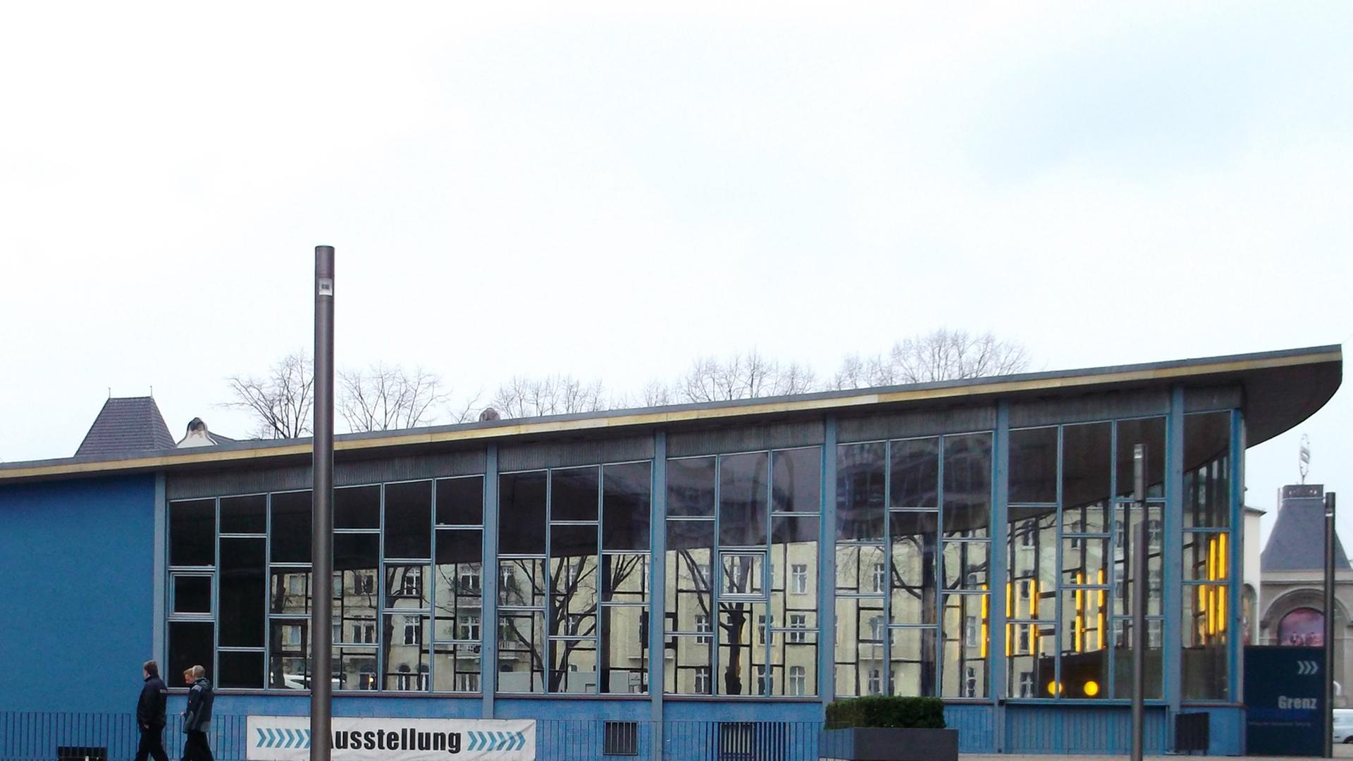 Der dem Bahnhof Berlin-Friedrichstraße vorgelagerte sogenannte Tränenpalast Der dem Bahnhof Berlin-Friedrichstraße vorgelagerte sogenannte Tränenpalast