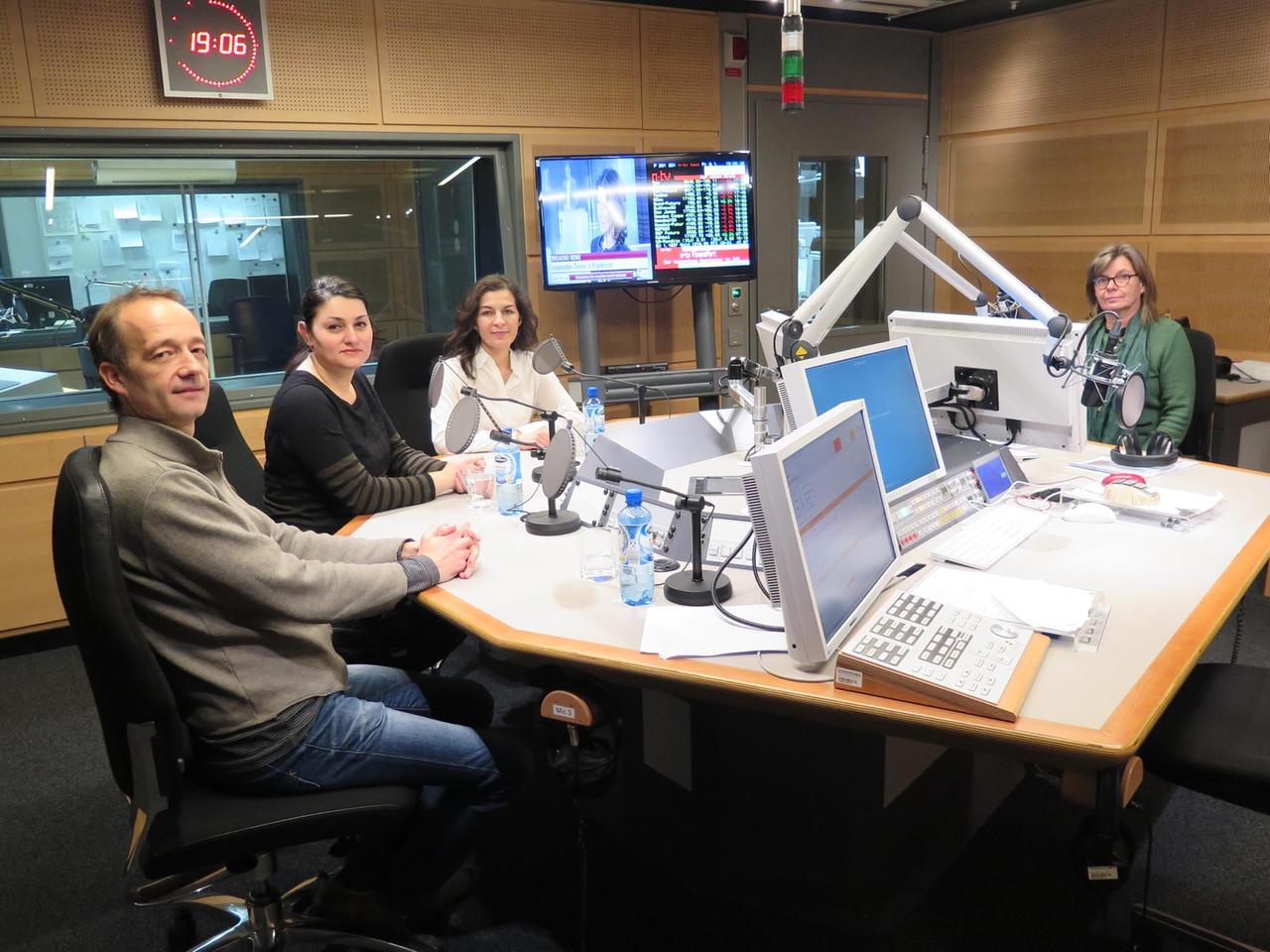Im Studio des Deutschlandfunk: Die Islamwissenschaftler Stefan Weidner (l.), Lamya Kaddor (M.) und die Migrationsforscherin Yasmine El-Menouar und Moderatorin Karin Beindorff Im Studio des Deutschlandfunk: Die Islamwissenschaftler Stefan Weidner (l.), Lamya Kaddor (M.) und die Migrationsforscherin Yasmine El-Menouar und Moderatorin Karin Beindorff