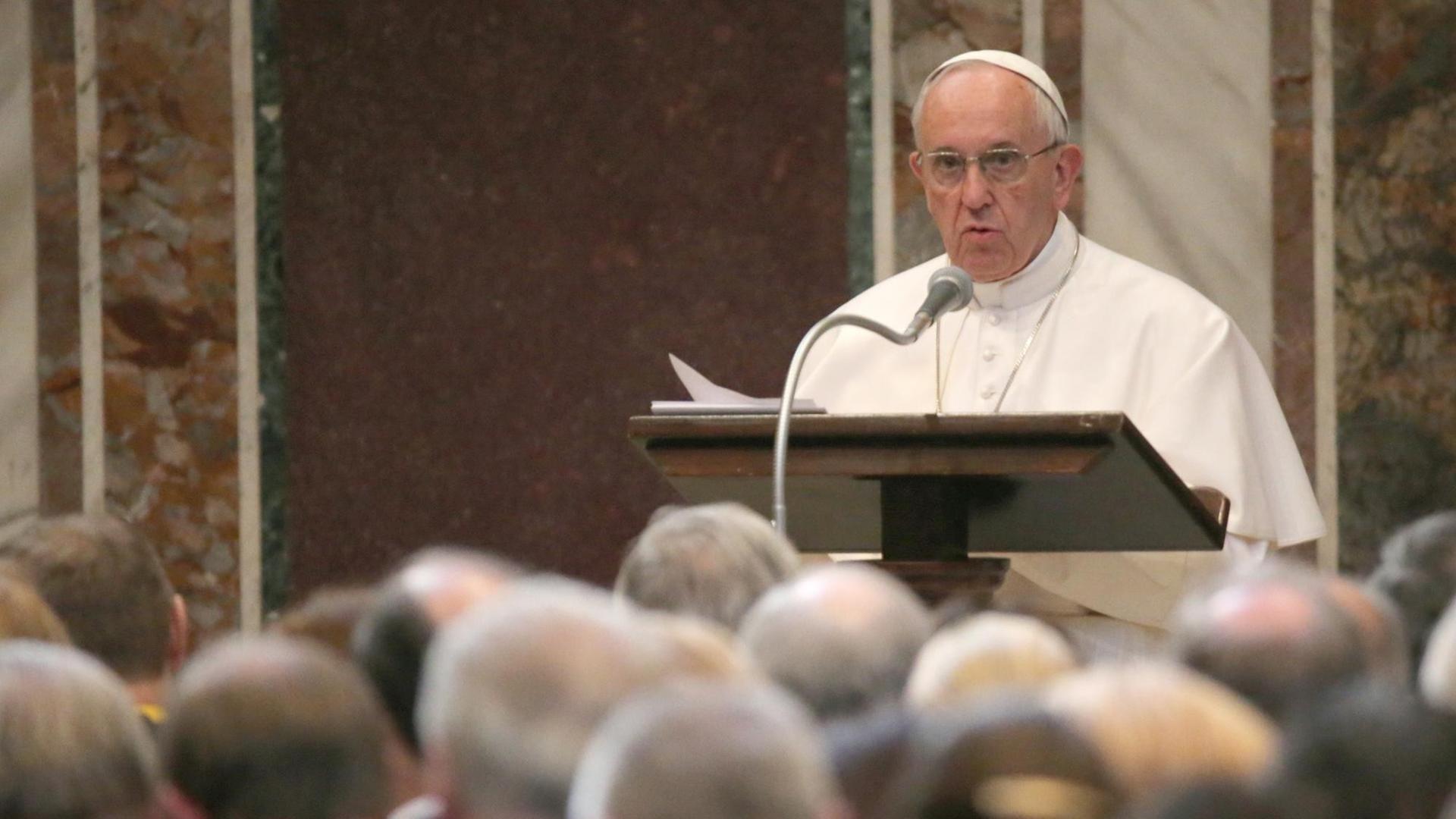 Papst Franziskus während seiner Rede zur Verleihung des Karlspreises am 6.5.2016. Papst Franziskus während seiner Rede zur Verleihung des Karlspreises am 6.5.2016.