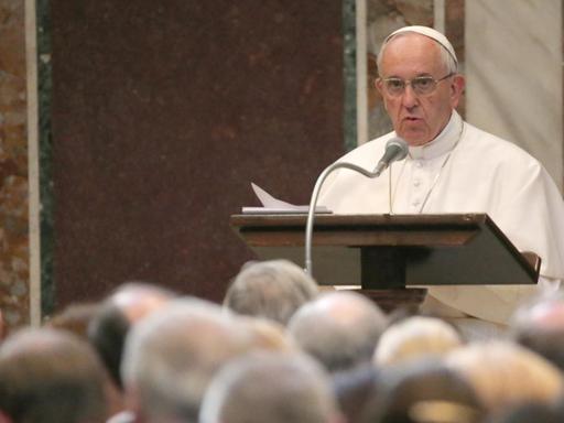 Papst Franziskus während seiner Rede zur Verleihung des Karlspreises am 6.5.2016.