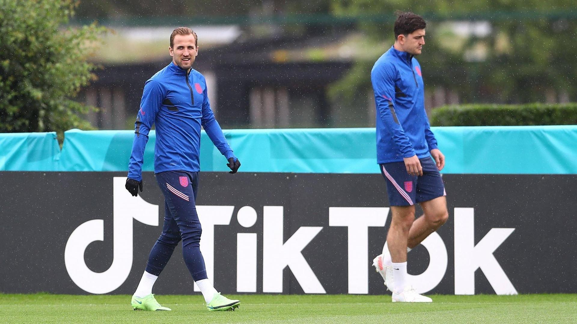 Die englischen Nationalspieler Harry Kane und Harry Maguire vor einer TikTok-Werbung Die englischen Nationalspieler Harry Kane und Harry Maguire vor einer TikTok-Werbung