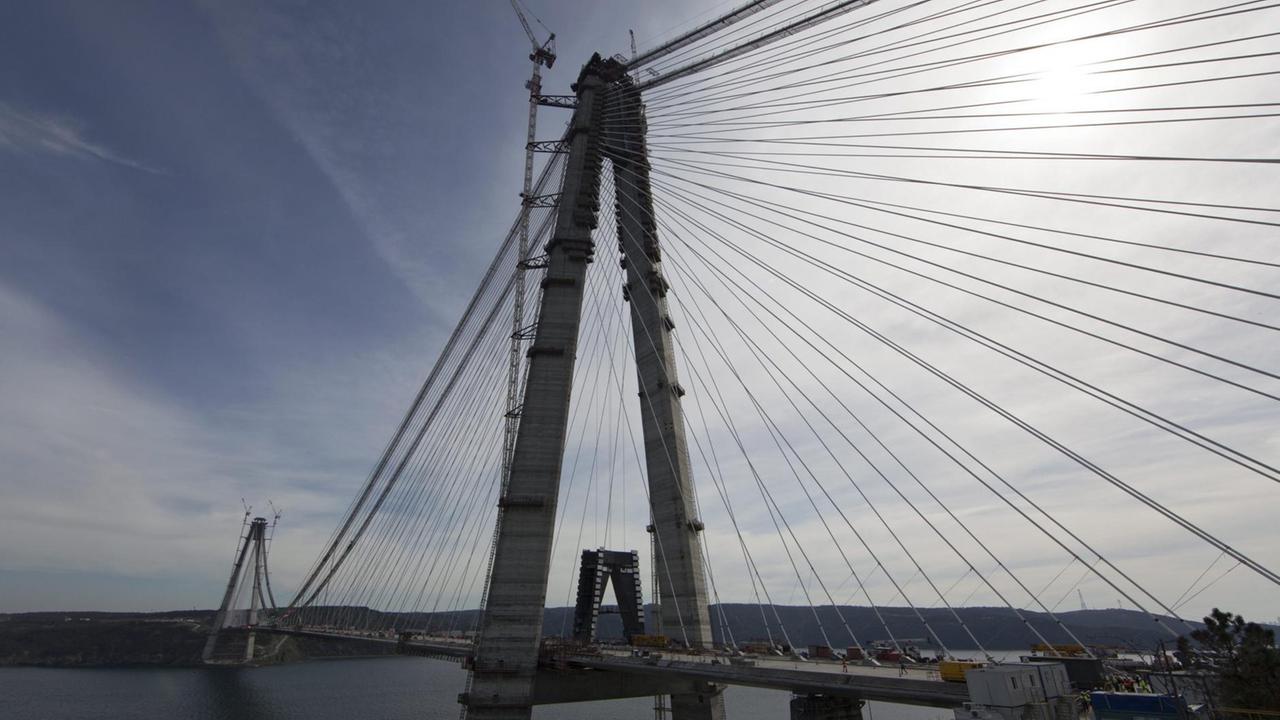Ein Blick auf die dritte Bosporusbrücke. Die Hängebrücke im Norden Istanbuls verbindet auf einer Länge von 1.408 Metern Asien und Europa.