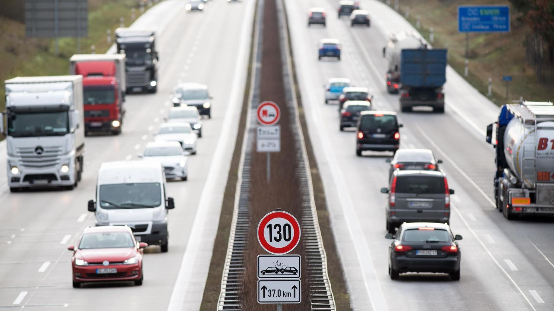 16.12.2019, Brandenburg, Rangsdorf: Verkehrszeichen zur Geschwindigkeitsbegrenzung und zum zeitlich eingeschränkten Überholverbot für Lkw sind an der Autobahn A13 nahe der Anschlussstelle zur L74 nach Teupitz aufgestellt. Auf einem Streckenabschnitt der A13 gilt jetzt ein Tempolimit von 130 Kilometern pro Stunde. 16.12.2019, Brandenburg, Rangsdorf: Verkehrszeichen zur Geschwindigkeitsbegrenzung und zum zeitlich eingeschränkten Überholverbot für Lkw sind an der Autobahn A13 nahe der Anschlussstelle zur L74 nach Teupitz aufgestellt. Auf einem Streckenabschnitt der A13 gilt jetzt ein Tempolimit von 130 Kilometern pro Stunde.
