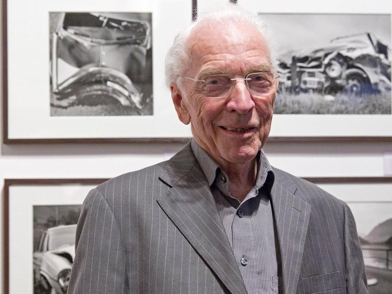 Arnold Odermatt am Tag seines 90. Geburtstags vor seinen Fotografien in der Galerie Springer in Berlin.
