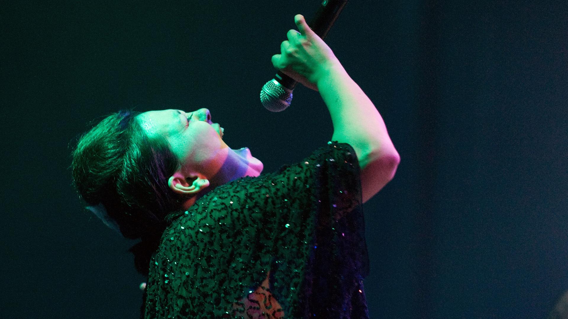 Die kanadische Sängerin Tanya Tagaq, hier beim Moers Festival 2012. Die kanadische Sängerin Tanya Tagaq, hier beim Moers Festival 2012.