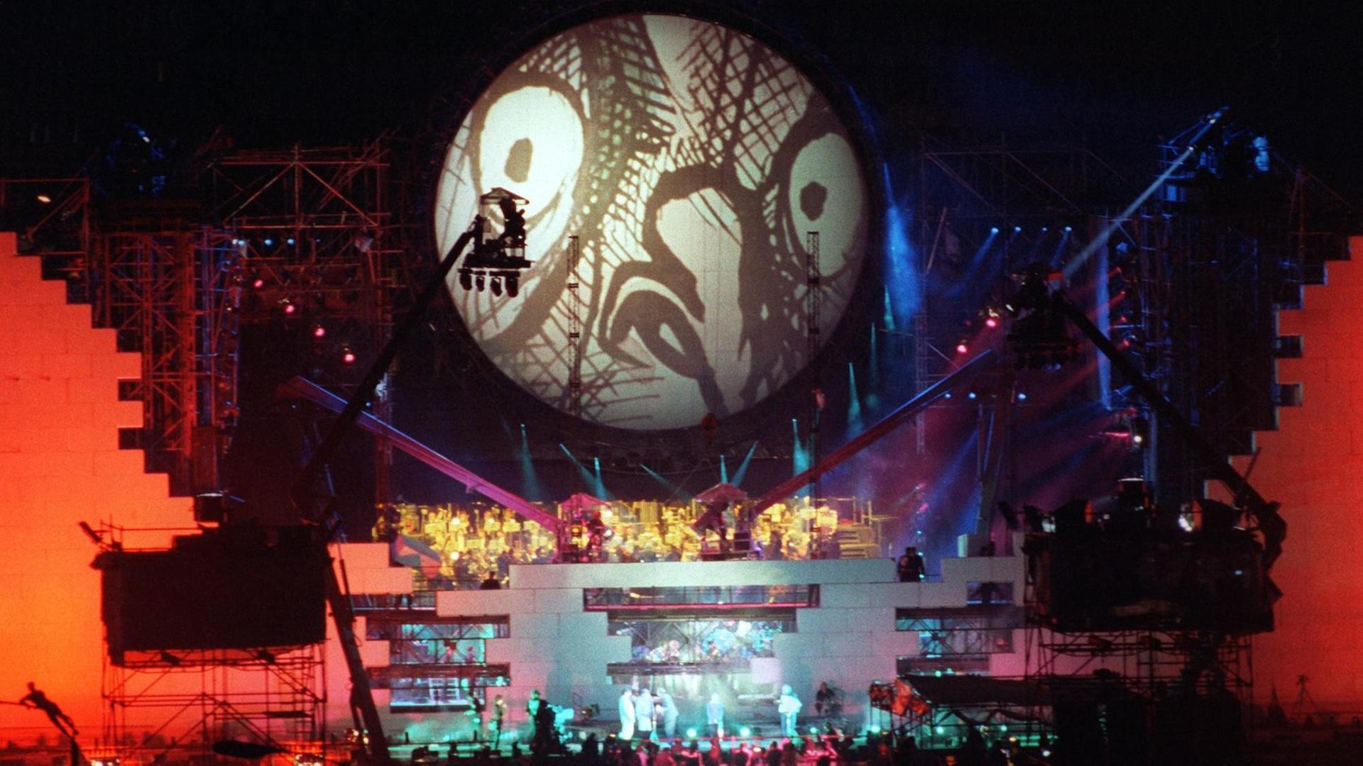 Der gigantische Bühnenaufbau zu "The Wall" 21.7.1990 auf dem Potsdamer Platz in Berlin Der gigantische Bühnenaufbau zu "The Wall" 21.7.1990 auf dem Potsdamer Platz in Berlin