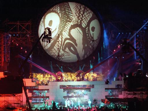 Der gigantische Bühnenaufbau zu "The Wall" 21.7.1990 auf dem Potsdamer Platz in Berlin