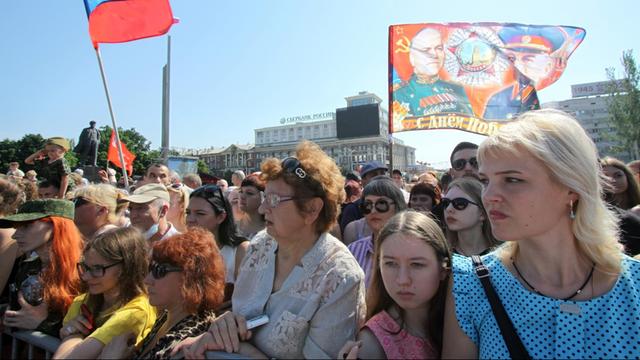 Ohne Maske: Dichtgedrängte Zuschauermenge bei einer Militärparade am 24.06.2020 anlässlich des Sieges über Nazi-Deutschland in der ostukrainischen Stadt Donezk.