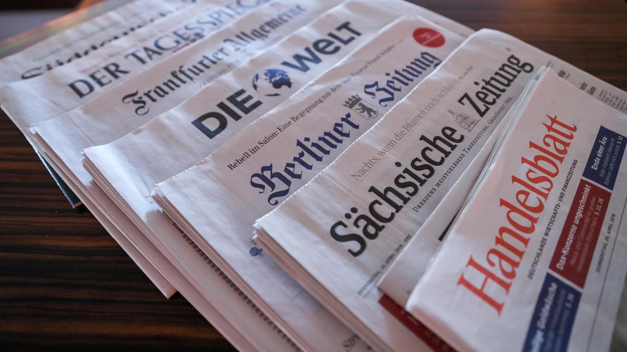 Die Tageszeitungen "Handelsblatt", Sächsische Zeitung", "Berliner Zeitung", "Die Welt", "Frankfurter Allgemeine", "Der Tagesspiegel" und die "Süddeutsche Zeitung" liegen auf einem Tisch Die Tageszeitungen "Handelsblatt", Sächsische Zeitung", "Berliner Zeitung", "Die Welt", "Frankfurter Allgemeine", "Der Tagesspiegel" und die "Süddeutsche Zeitung" liegen auf einem Tisch