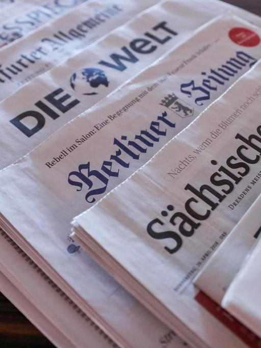 Die Tageszeitungen "Handelsblatt", Sächsische Zeitung", "Berliner Zeitung", "Die Welt", "Frankfurter Allgemeine", "Der Tagesspiegel" und die "Süddeutsche Zeitung" liegen auf einem Tisch