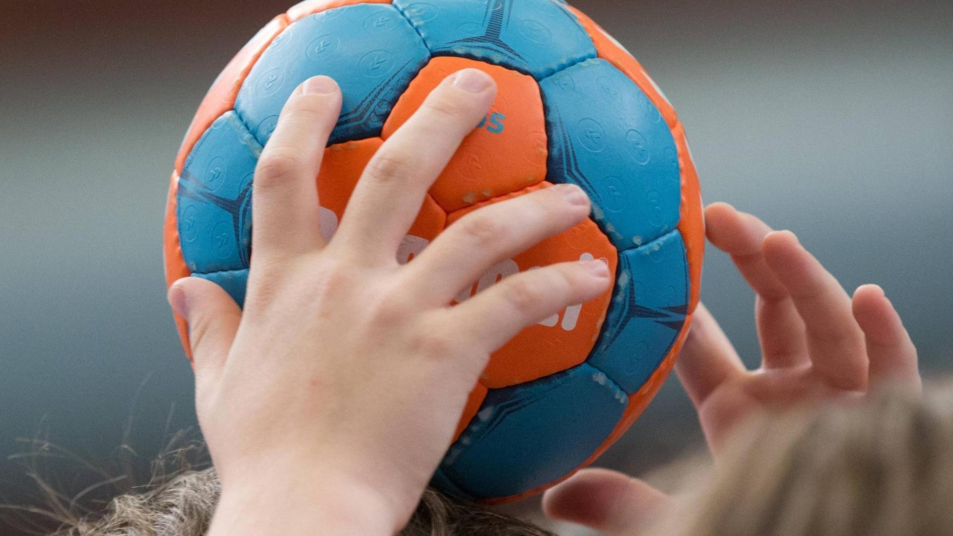 Kind mit einem Handball in seinen Händen (beim Max Camp (Handballcamp des Bergischen HC, am 18.07.18 in Solingen) Kind mit einem Handball in seinen Händen (beim Max Camp (Handballcamp des Bergischen HC, am 18.07.18 in Solingen)