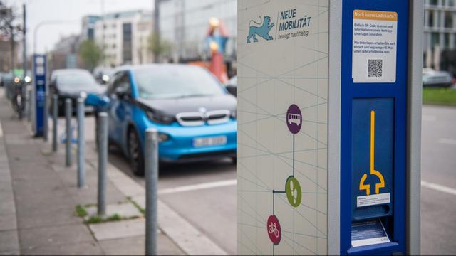 Eine Stromtankstelle steht am 24.03.2017 in Stuttgart (Baden-Württemberg) an einem Parkplatz an einer vielbefahrenen Straße.