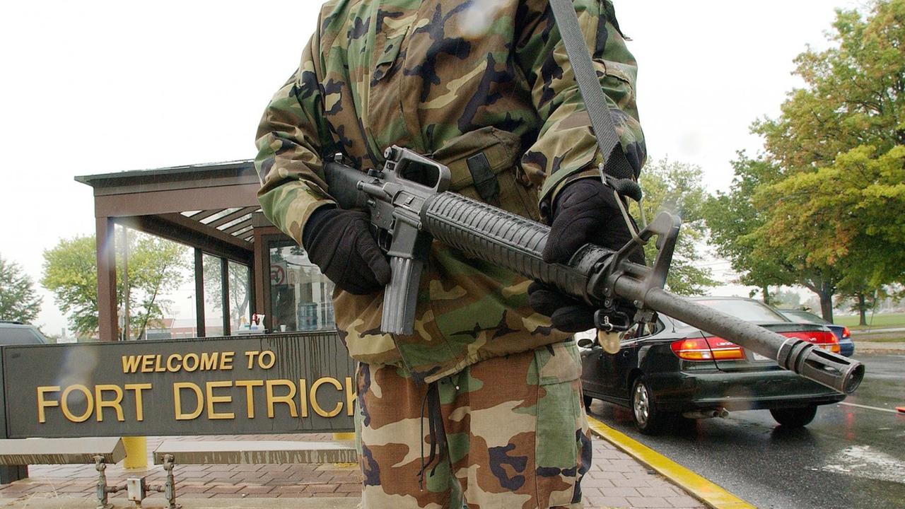 Ein bewaffneter US-Soldat steht vor dem Fort Detrick in Maryland. Ein bewaffneter US-Soldat steht vor dem Fort Detrick in Maryland.