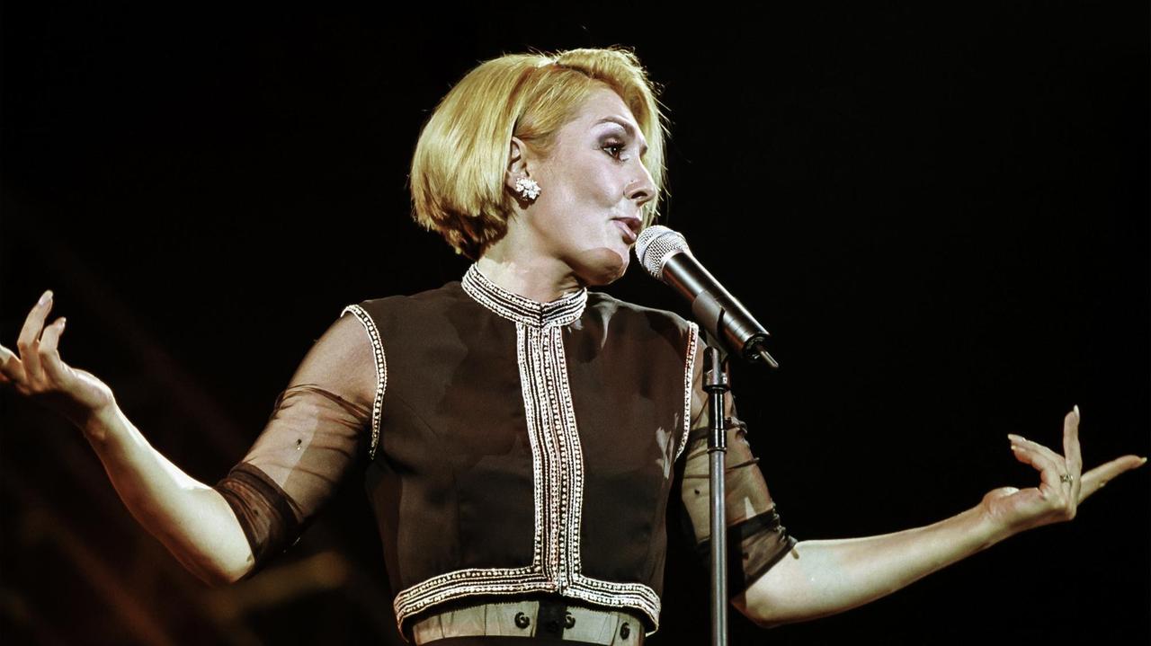 Aufnahme der iranischen Sängerin Googoosh am 26. August 2000 bei einem Auftritt in New York. Aufnahme der iranischen Sängerin Googoosh am 26. August 2000 bei einem Auftritt in New York.