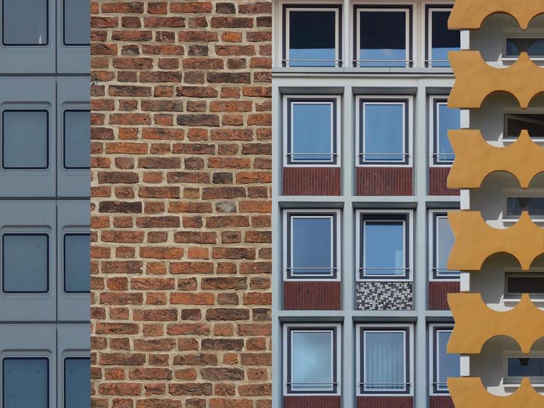 Collage von vier verschiedenen Hausfassaden.