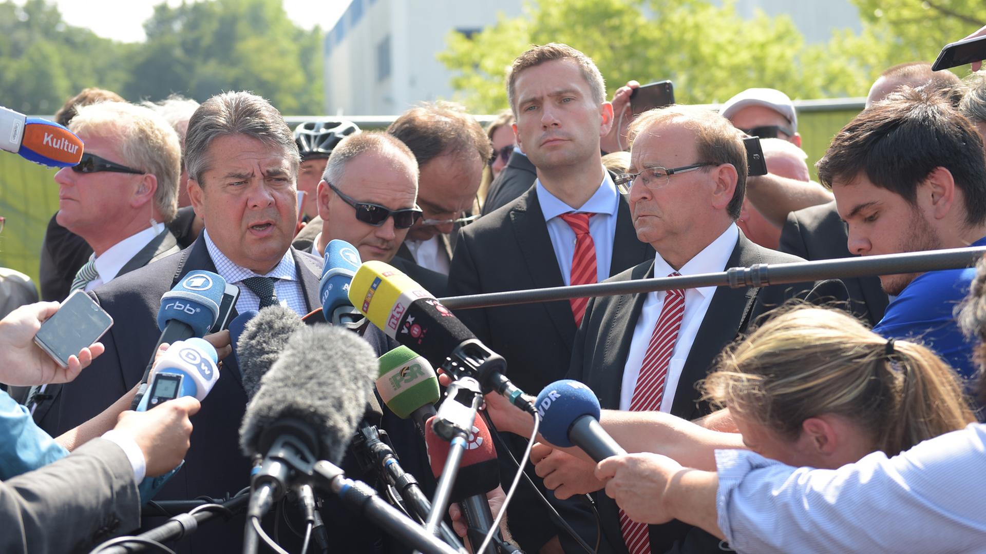 Heidenaus Bürgermeister Jürgen Opitz (Mitte rechts, CDU), Sachsens Wirtschaftsminister Martin Dulig (Mitte, SPD) und Bundeswirtschaftsminister Sigmar Gabriel (Mitte links, SPD) vor einer Notunterkunft für Flüchtlinge in Heidenau (Sachsen) Heidenaus Bürgermeister Jürgen Opitz (Mitte rechts, CDU), Sachsens Wirtschaftsminister Martin Dulig (Mitte, SPD) und Bundeswirtschaftsminister Sigmar Gabriel (Mitte links, SPD) vor einer Notunterkunft für Flüchtlinge in Heidenau (Sachsen)