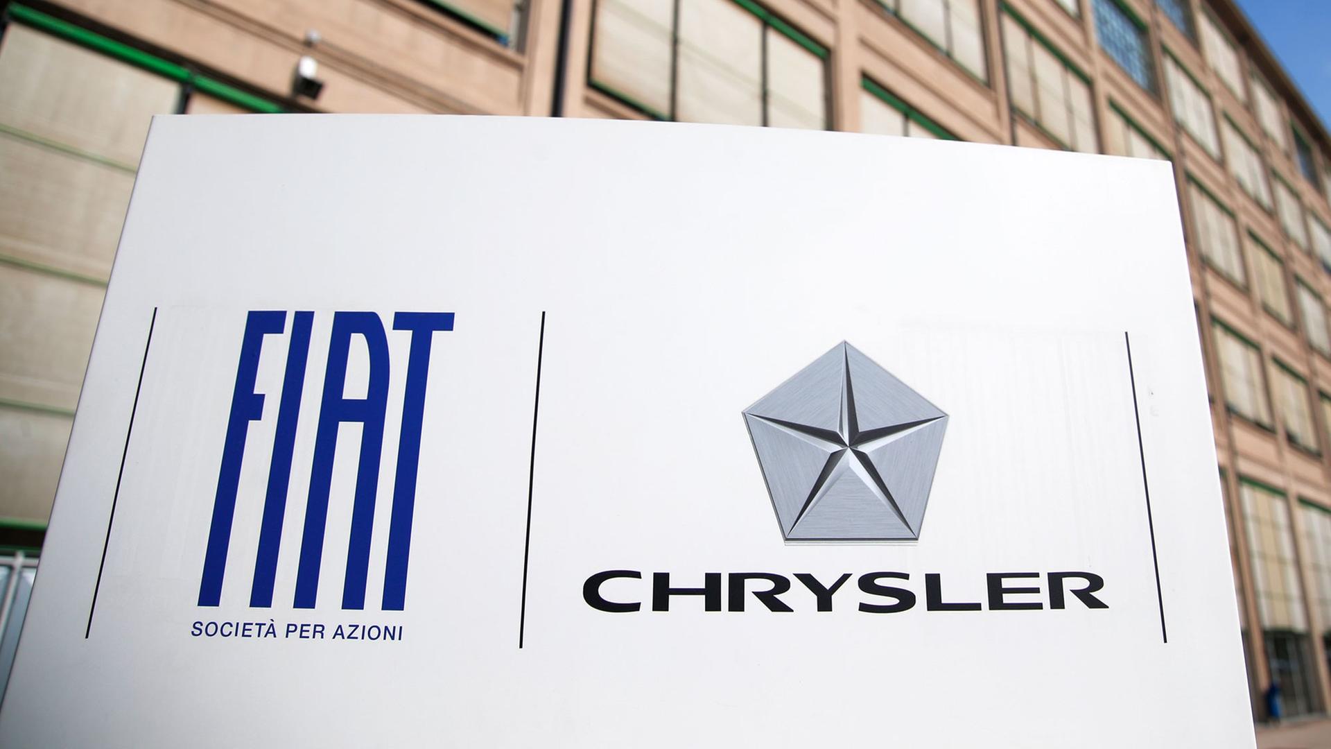 Die Logos von Fiat und Chrysler vor dem Fiat-Firmensitz in Turin. Die Logos von Fiat und Chrysler vor dem Fiat-Firmensitz in Turin.