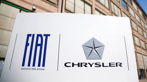 Die Logos von Fiat und Chrysler vor dem Fiat-Firmensitz in Turin.