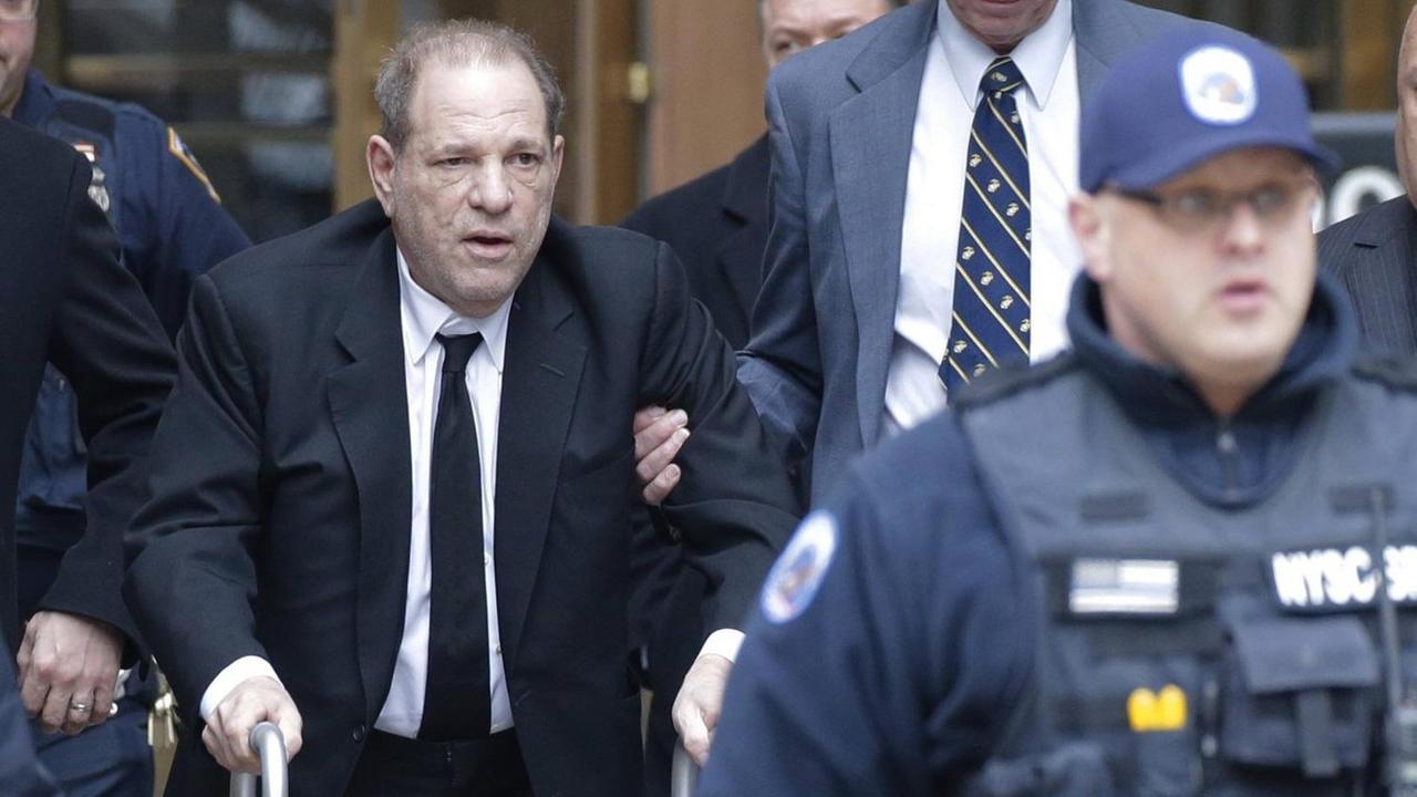 Harvey Weinstein und mehrere Polizisten Harvey Weinstein und mehrere Polizisten