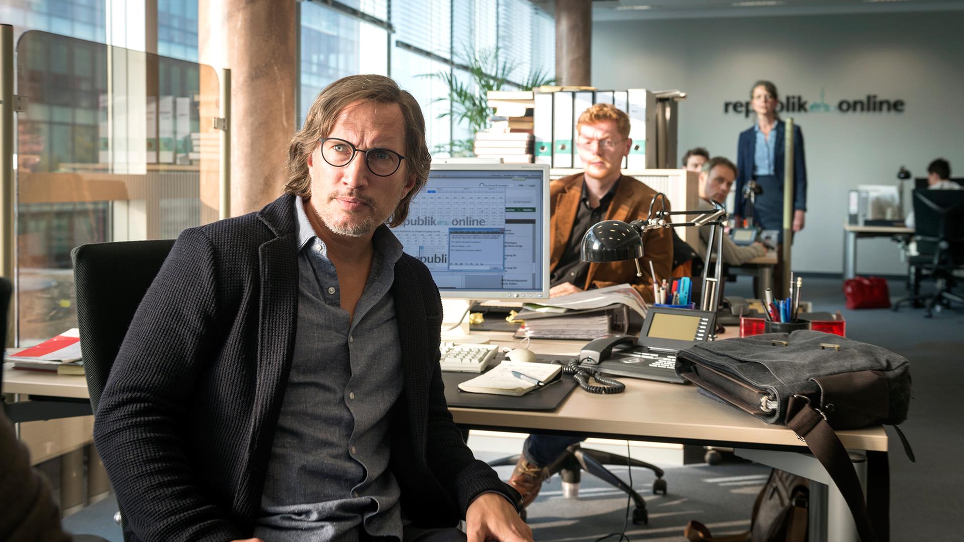 Szene aus dem TV-Film "Die Vierte Gewalt": Jan (Benno Fürmann) beobachtet die Polizisten nach dem Einbruch in die Redaktion. Szene aus dem TV-Film "Die Vierte Gewalt": Jan (Benno Fürmann) beobachtet die Polizisten nach dem Einbruch in die Redaktion.