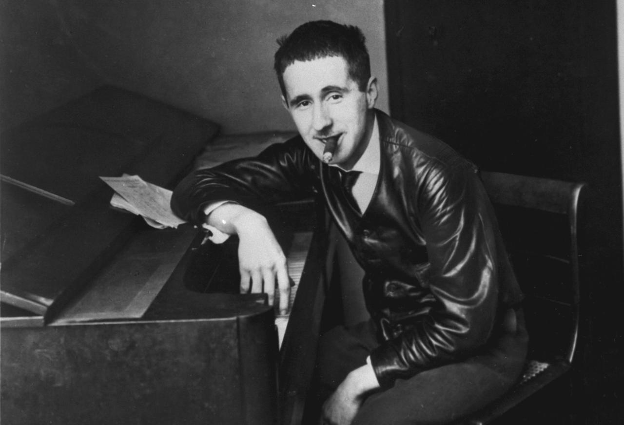Bertolt Brecht im Jahr 1927 in seiner Wohnung in der Spichernstrasse, Berlin. Bertolt Brecht im Jahr 1927 in seiner Wohnung in der Spichernstrasse, Berlin.