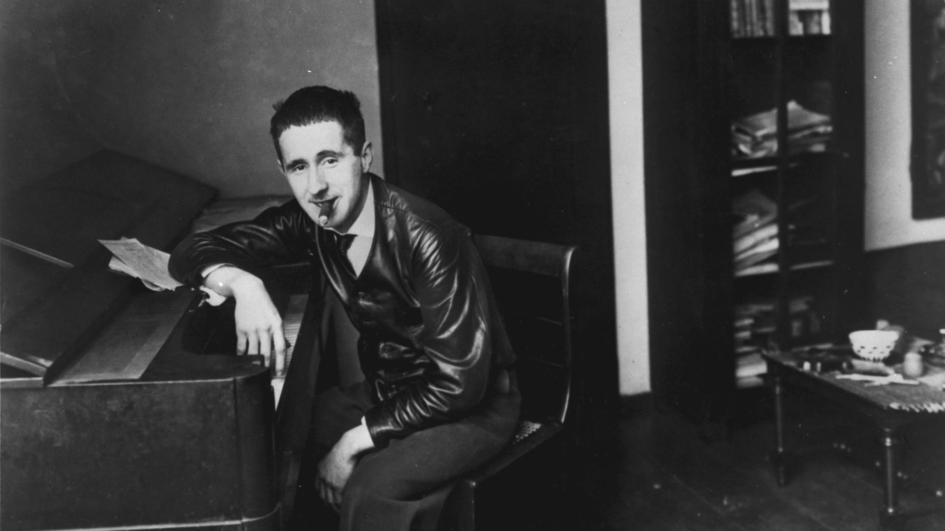 Bertolt Brecht sitzt am Klavier in seiner Wohnung in der Spichernstrasse in Berlin, 1927. Bertolt Brecht sitzt am Klavier in seiner Wohnung in der Spichernstrasse in Berlin, 1927.
