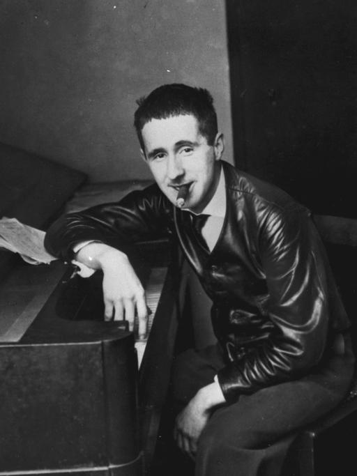 Bertolt Brecht sitzt am Klavier in seiner Wohnung in der Spichernstrasse in Berlin, 1927.