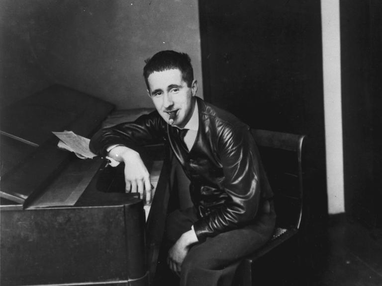 Bertolt Brecht sitzt am Klavier in seiner Wohnung in der Spichernstrasse in Berlin, 1927.