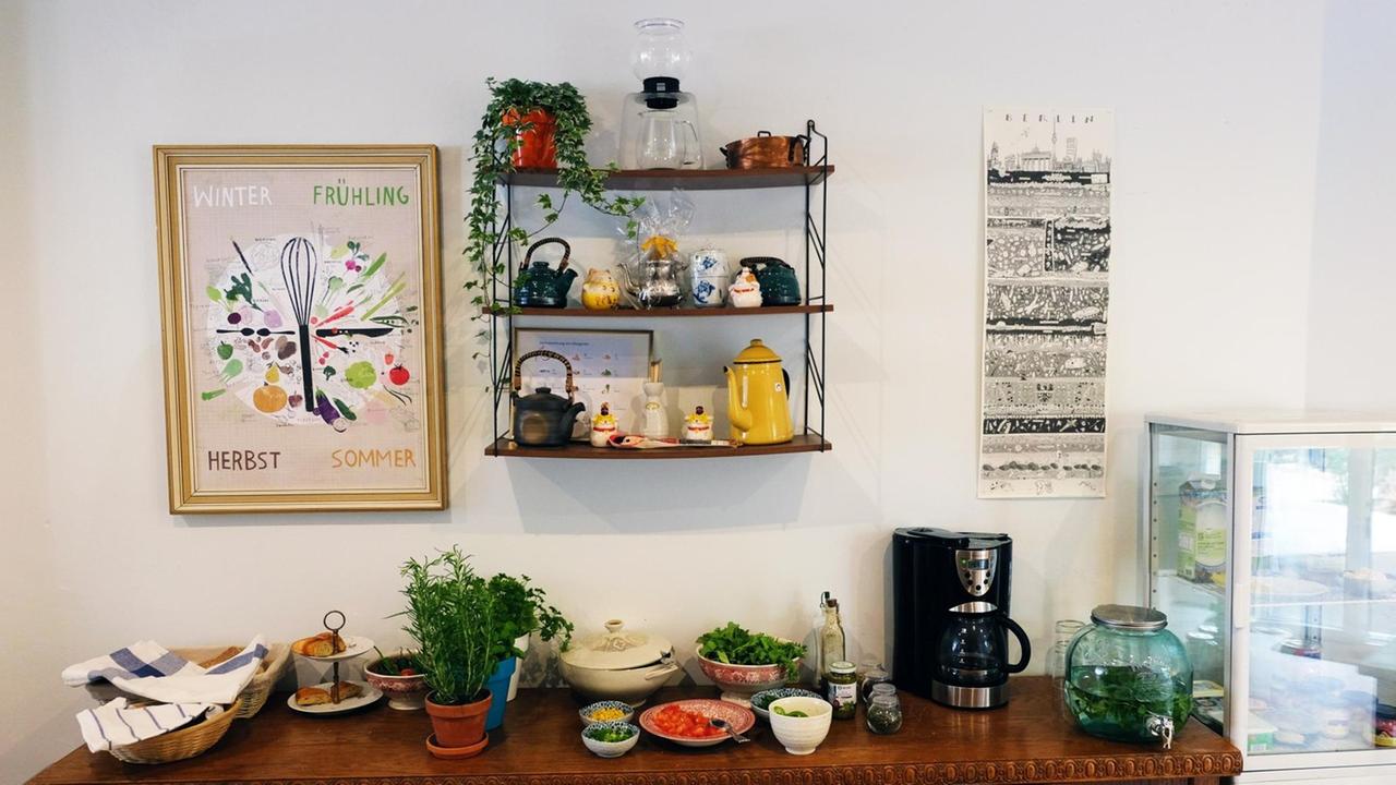 Auf einer Anrichte steht das Buffet im Café be`kech in Berlin-Wedding. Auf einer Anrichte steht das Buffet im Café be`kech in Berlin-Wedding.