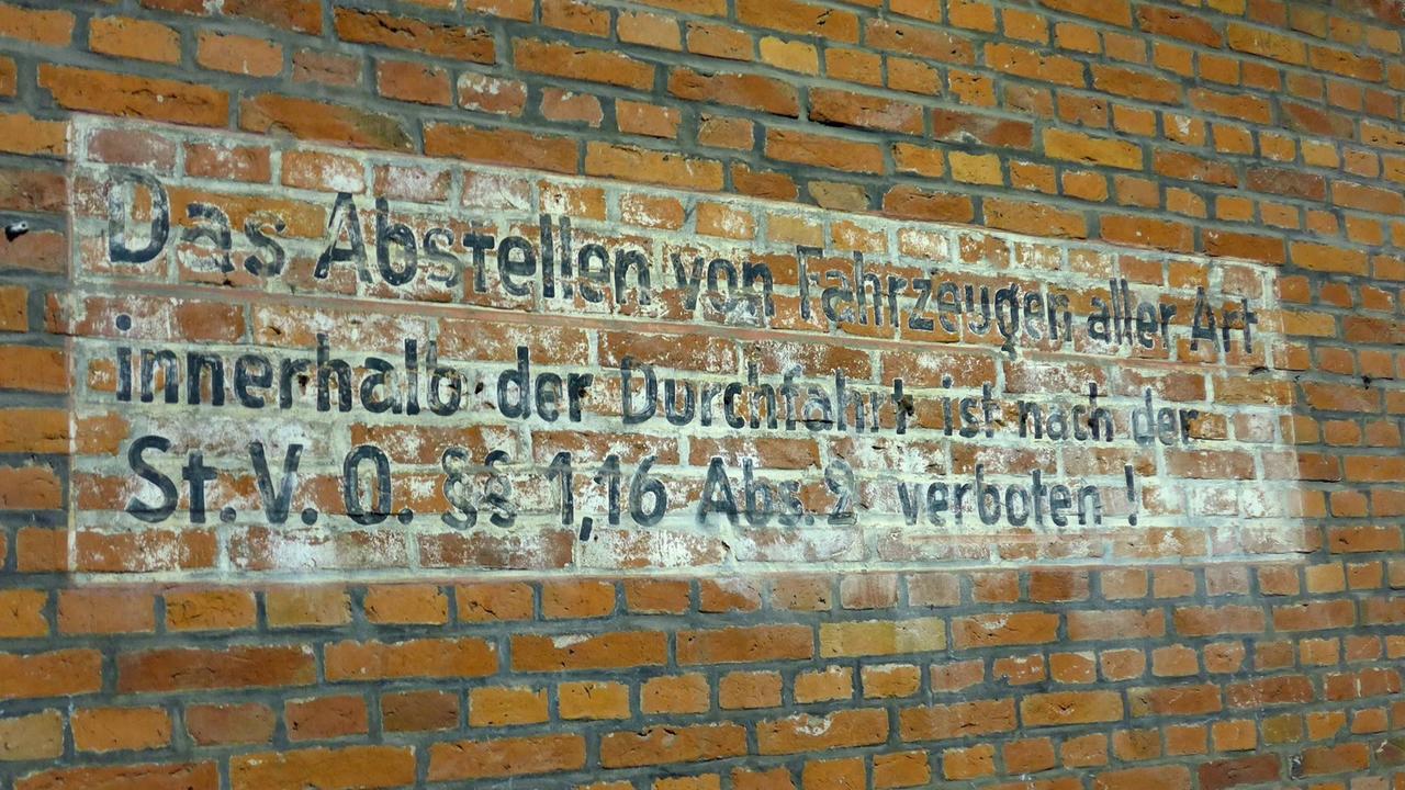 Historische Wandaufschrift in einem Durchgang neben dem Rathaus von Glückstadt an der Elbe Kreis Steinburg: Das Abstellen von Fahrzeugen aller Art innerhalb der Durchfahrt ist nach der St.V.O. ßß 1, 16 Abs. 2 verboten. Historische Wandaufschrift in einem Durchgang neben dem Rathaus von Glückstadt an der Elbe Kreis Steinburg: Das Abstellen von Fahrzeugen aller Art innerhalb der Durchfahrt ist nach der St.V.O. ßß 1, 16 Abs. 2 verboten.